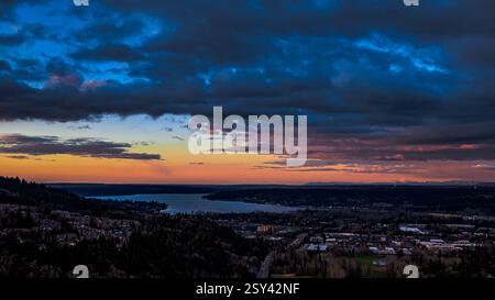 Issaquah WA USA - 25. Januar 2025: Wunderschöner Sonnenuntergang am Sammamish-See Stockfoto