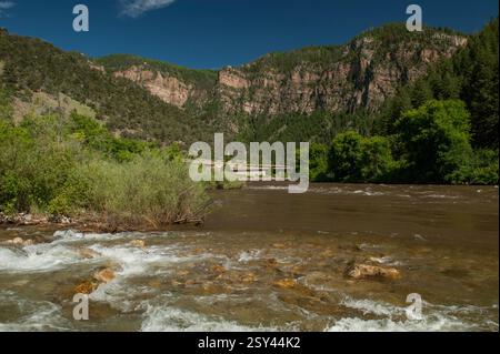 Der Colorado River fließt durch den Glenwood Canyon im Grizzly Creek Rastgebiet an der US Interstate 70 im Herzen der Rocky Mountains. Die Klippen Stockfoto
