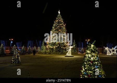 Russische Weihnachten. Weihnachtsbaum in der Nähe des Nikolaidoms in Kronshtadt. Wir feiern das neue Jahr in Russland. Stockfoto