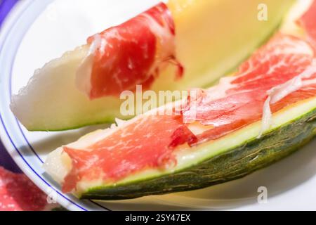 Melón con jamón, eine klassische spanische Vorspeise aus süßer Melone und geräuchertem Schinken, serviert in Terrassa, Spanien Stockfoto