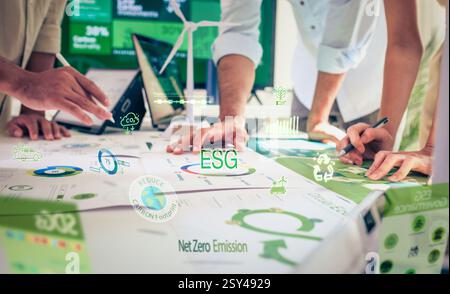 Das Brainstorming des Teams für Diversity konzentriert sich auf ESG (Umwelt, Soziales, Governance) für sdg-Ziele in einem nachhaltigen grünen Büro Stockfoto