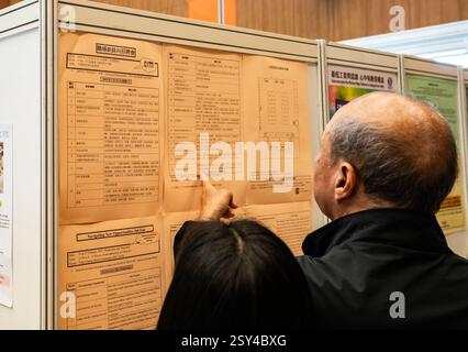 Hongkong, China, 26. Februar 2025. Arbeitsuchende nehmen am 26. Februar 2025 in Hongkong, China, an der vom Arbeitsministerium (LD) organisierten „Navigating New Opportunities Job Fair“ in der Tung Cheong Street Community Hall in Tai Po Teil. Das Arbeitsministerium (LD) wird am 26. Und 27. Februar in Tai Po die Arbeitsmesse veranstalten und eine große Anzahl von Stellenangeboten aus verschiedenen Branchen für Arbeitssuchende, insbesondere für Menschen mittleren Alters und ältere Menschen, bereitstellen. Rund 50 Organisationen werden an der zweitägigen Jobmesse teilnehmen und über 3.700 hochwertige Stellenangebote aus verschiedenen Branchen anbieten, darunter mehr als 2.600 Stockfoto