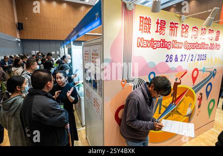 Hongkong, China, 26. Februar 2025. Arbeitsuchende nehmen am 26. Februar 2025 in Hongkong, China, an der vom Arbeitsministerium (LD) organisierten „Navigating New Opportunities Job Fair“ in der Tung Cheong Street Community Hall in Tai Po Teil. Das Arbeitsministerium (LD) wird am 26. Und 27. Februar in Tai Po die Arbeitsmesse veranstalten und eine große Anzahl von Stellenangeboten aus verschiedenen Branchen für Arbeitssuchende, insbesondere für Menschen mittleren Alters und ältere Menschen, bereitstellen. Rund 50 Organisationen werden an der zweitägigen Jobmesse teilnehmen und über 3.700 hochwertige Stellenangebote aus verschiedenen Branchen anbieten, darunter mehr als 2.600 Stockfoto