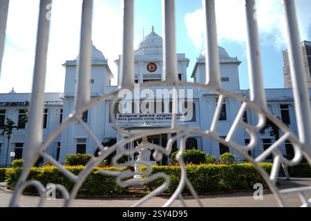 Jaffna. Februar 2025. Dieses Foto, aufgenommen am 23. Februar 2025, zeigt die öffentliche Bibliothek von Jaffna in Jaffna, Sri Lanka. Jaffna liegt im Norden Sri Lankas und ist eine Küstenstadt, die während eines langen Bürgerkriegs schwer verwüstet wurde. Heute haben die Menschen hier ein neues Leben aufgenommen. Quelle: Chen Dongshu/Xinhua/Alamy Live News Stockfoto