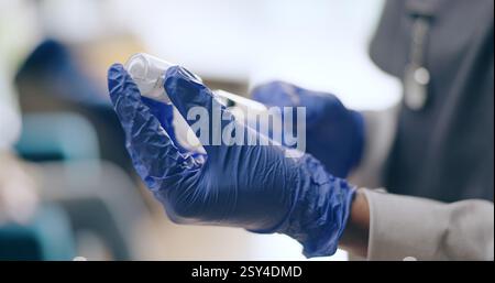 Hände, Handschuhe und Arzt mit Impfstoff für die Gesundheit, Medizin in Flasche und Spritze, Injektion und sicher vor Viren oder Krankheiten. Nahaufnahme des medizinischen Personals Stockfoto