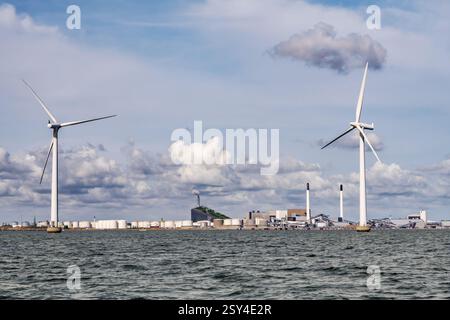 Küstenlinie mit Windturbinen, Brennstoffspeicherindustrie Prøvestenen und Kraftwerk Hofor Amagerværket mit Skipiste CopenHill, Kopenhagen, Dänemark Stockfoto