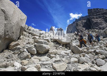 Bergsteiger, die vom Mirador de las Torres, Torres del Paine Nationalpark, Patagonien, Chile, Südamerika absteigen Stockfoto