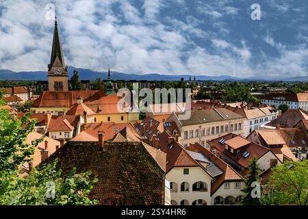 Historische Gebäude in Ljubljana, Slowenien. Luftaufnahme. Panoramablick auf die Stadt Ljubljana in Slowenien. Elegante historische Gebäude. Tag. Stockfoto