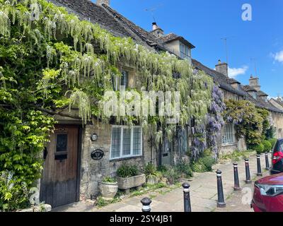 Burford Cotswolds Cottages mit Wisteria Stockfoto