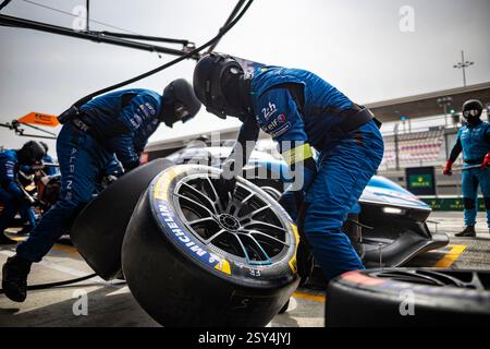 Alpine Endurance Team, Mechaniker, Mecanicien, Porträt während des Katars. , . FIA Langstrecken-Weltmeisterschaft vom 25. Bis 28. Februar 2025 auf dem Losail International Circuit in Lusail, Katar – Foto Thomas Fenetre/DPPI Credit: DPPI Media/Alamy Live News Stockfoto