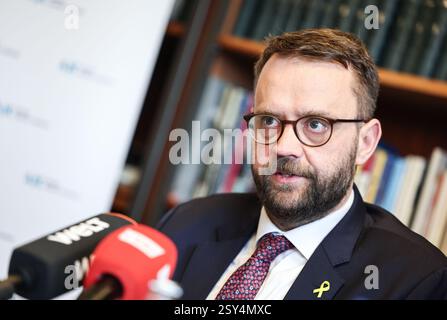 Berlin, Deutschland. Februar 2025. Remko Leemhuis, Direktor des American Jewish Committee Berlin, spricht auf einer Pressekonferenz. Der Bericht wird gemeinsam vom American Jewish Committee Berlin, dem Ramer Institute for German Jewish Relations (AJC Berlin) und der Jewish Student Union Germany (JSUD) veröffentlicht. Quelle: Hannes P. Albert/dpa/Alamy Live News Stockfoto