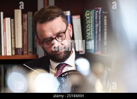Berlin, Deutschland. Februar 2025. Remko Leemhuis, Direktor des American Jewish Committee Berlin, spricht auf einer Pressekonferenz. Der Bericht wird gemeinsam vom American Jewish Committee Berlin, dem Ramer Institute for German Jewish Relations (AJC Berlin) und der Jewish Student Union Germany (JSUD) veröffentlicht. Quelle: Hannes P. Albert/dpa/Alamy Live News Stockfoto