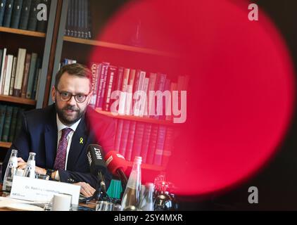 Berlin, Deutschland. Februar 2025. Remko Leemhuis, Direktor des American Jewish Committee Berlin, spricht auf einer Pressekonferenz. Der Bericht wird gemeinsam vom American Jewish Committee Berlin, dem Ramer Institute for German Jewish Relations (AJC Berlin) und der Jewish Student Union Germany (JSUD) veröffentlicht. Quelle: Hannes P. Albert/dpa/Alamy Live News Stockfoto