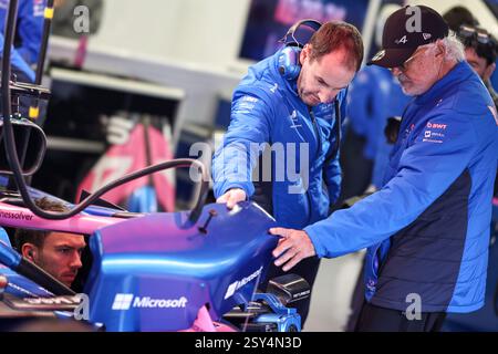 BAHRAIN, BAHRAIN - 27. FEBRUAR: Oliver Oakes aus Großbritannien und das BWT Alpine Team und Flavio Briatore aus Italien und das BWT Alpine Team sprechen in der Garage während des zweiten F1-Testtages auf dem Bahrain International Circuit am 27. Februar 2025 in Bahrain. (Foto: Qian Jun/Alamy Live News) Stockfoto