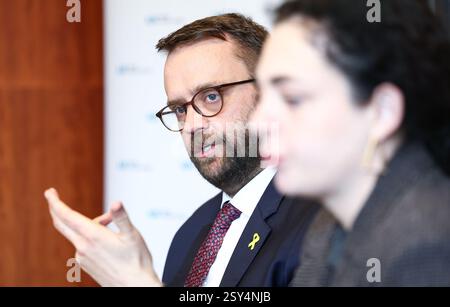 Berlin, Deutschland. Februar 2025. Remko Leemhuis, Direktor des American Jewish Committee Berlin, spricht auf einer Pressekonferenz. Der Bericht wird gemeinsam vom American Jewish Committee Berlin, dem Ramer Institute for German Jewish Relations (AJC Berlin) und der Jewish Student Union Germany (JSUD) veröffentlicht. Quelle: Hannes P. Albert/dpa/Alamy Live News Stockfoto