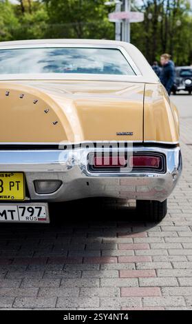 Minsk, Weißrussland, 27. Februar 2025 - Rücklicht des Luxusautos Lincoln Continental Mark IV Stockfoto