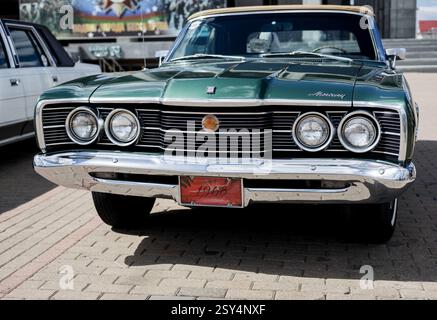 Minsk, Weißrussland, 27. Februar 2025 – Vorderansicht Mercury Oldtimer. amerikanisches Oldtimer Stockfoto