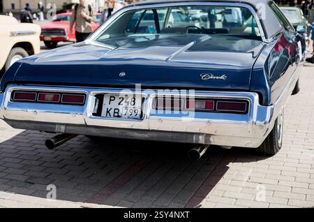 Minsk, Weißrussland, 27. Februar 2025 – Rückansicht des klassischen amerikanischen Retro-Autos Chevrolet Stockfoto