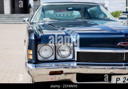 Minsk, Weißrussland, 27. Februar 2025 - Scheinwerfer des Oldtimer-Retro-Autos Chevrolet. Klassisches amerikanisches Auto Stockfoto