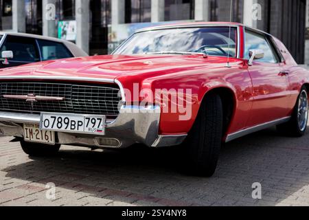 Minsk, Weißrussland, 27. Februar 2025 - Luxuswagen Ford Thunderbird. Klassisches amerikanisches Fahrzeug Stockfoto