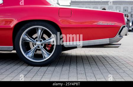 Minsk, Weißrussland, 27. Februar 2025 - Rad des roten Ford Thunderbird. Amerikanischer Klassiker. Stockfoto