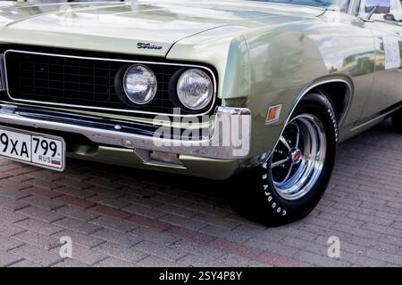 Minsk, Weißrussland, 27. Februar 2025 - Scheinwerfer des Ford Torino - amerikanischer Oldtimer Stockfoto