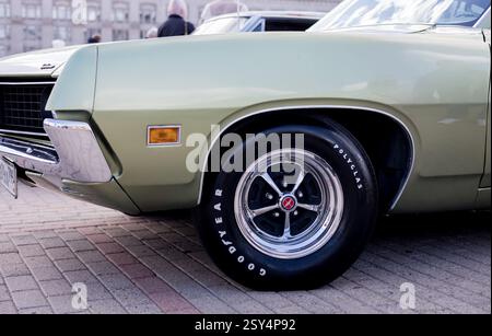 Minsk, Weißrussland, 27. Februar 2025 - Vintage-Rad des Ford Torino - klassisches amerikanisches Automobil Stockfoto