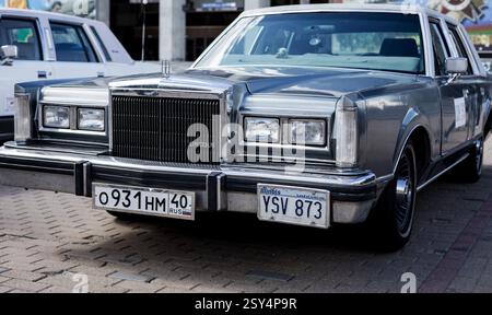 Minsk, Weißrussland, 27. Februar 2025 - historischer Lincoln-Oldtimer parkt in der Stadt Stockfoto