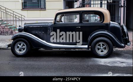 Minsk, Weißrussland, 27. Februar 2025 - luxuriöser Parkplatz im Retro-Stil von Chevrolet auf der Straße Stockfoto