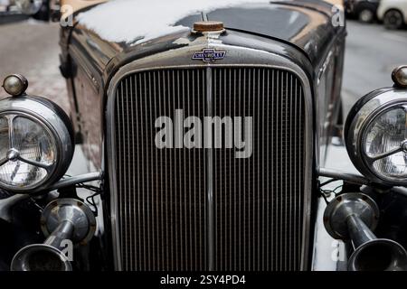 Minsk, Weißrussland, 27. Februar 2025 - Classic Chevrolet, Vorderansicht. Scheinwerfer eines amerikanischen Oldtimers Stockfoto
