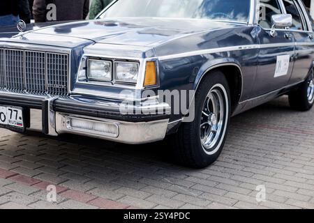 Minsk, Weißrussland, 27. Februar 2025 – Vorderansicht des amerikanischen Retro-Automobils Buick. Oldtimer Stockfoto