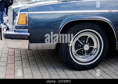 Minsk, Weißrussland, 27. Februar 2025 - Rad des amerikanischen Retro-Automobils Buick. Oldtimer Stockfoto