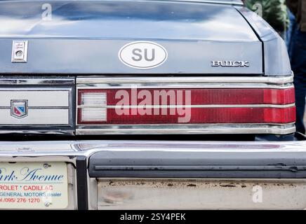 Minsk, Weißrussland, 27. Februar 2025 - Rücklicht des klassischen amerikanischen Oldtimer Buick Stockfoto