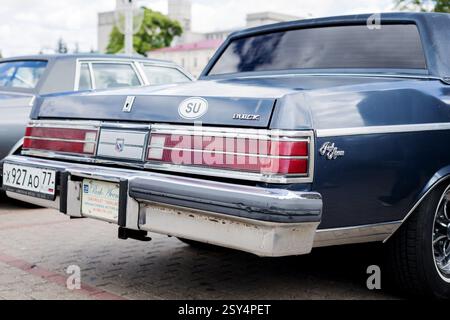 Minsk, Weißrussland, 27. Februar 2025 – Rückansicht klassischer amerikanischer Oldtimer Buick Stockfoto