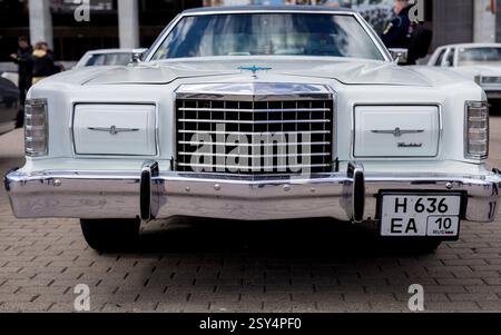 Minsk, Weißrussland, 27. Februar 2025 - Vorderansicht des Oldtimer-Autos von Thunderbird auf der Motorshow Stockfoto