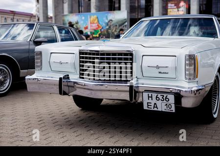 Minsk, Weißrussland, 27. Februar 2025 - Oldtimer des amerikanischen Oldtimers Thunderbird auf der Motorshow Stockfoto