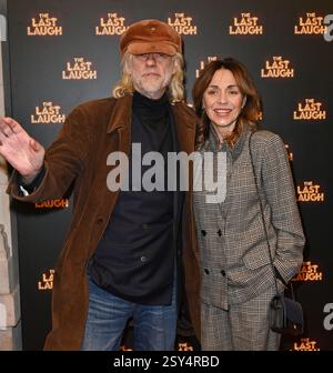 Sir Bob Geldof und Jeanne Marine kommen bei der Pressenacht „The Last Laugh“ im Noel Coward Theatre in London an. UK. Mittwoch, 26. Februar 2025. Stockfoto