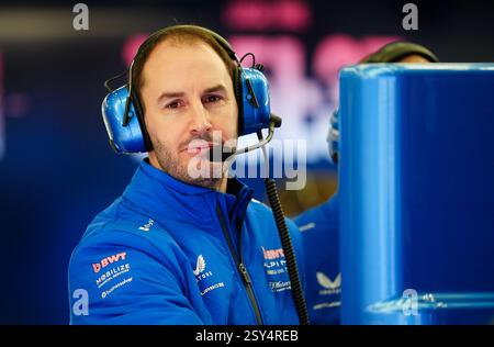 Oliver Oakes, Direktor des Alpine Teams, am zweiten Tag der Vorsaisontests auf dem Bahrain International Circuit, Sakhir. Bilddatum: Donnerstag, 27. Februar 2025. Stockfoto