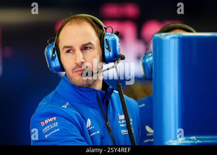 Oliver Oakes, Direktor des Alpine Teams, am zweiten Tag der Vorsaisontests auf dem Bahrain International Circuit, Sakhir. Bilddatum: Donnerstag, 27. Februar 2025. Stockfoto