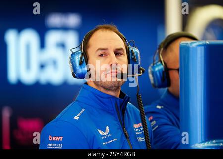 Oliver Oakes, Direktor des Alpine Teams, am zweiten Tag der Vorsaisontests auf dem Bahrain International Circuit, Sakhir. Bilddatum: Donnerstag, 27. Februar 2025. Stockfoto