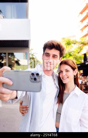 Ein Paar lächelt glücklich und macht zusammen ein Selfie Stockfoto