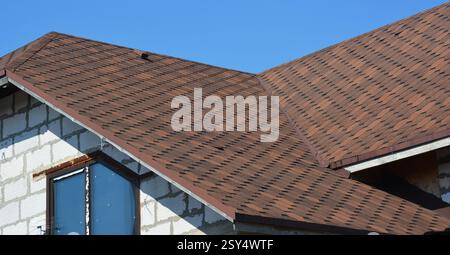 Problembereiche für Haus Asphalt Schindeln Eckdachkonstruktion Abdichtung im Freien Stockfoto