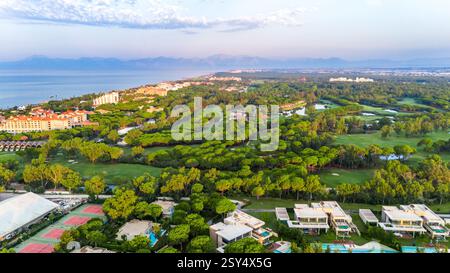 Panoramablick auf ein Golf Resort am Meer mit Luxusvillen, Hotels und Berglandschaft Stockfoto