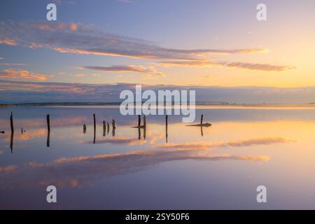 Die Santa Pola Salt Flats Herz Alicante in Spanien während eines wunderschönen Sonnenuntergangs mit Reflexionen im Wasser - Reisebild Stockfoto