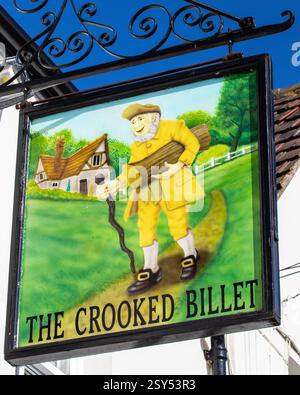 Essex, Großbritannien - 3. April 2023: Nahaufnahme des traditionellen hängenden Schildes an der Außenseite des Crooked Billet Pubs in Leigh-on-Sea, Essex, Großbritannien. Stockfoto