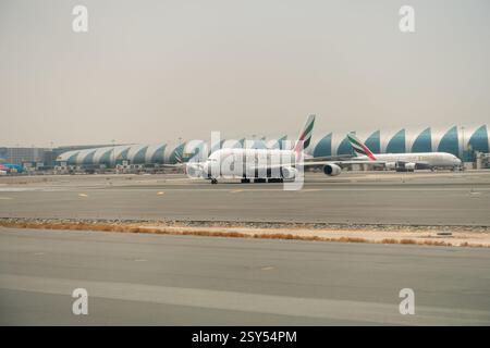 Dubai, Vereinigte Arabische Emirate - 16. Juli 2024: Ein Super-Jumbo-Flug der Emirates Airlines a380 auf dem Rollweg und auf dem Weg zur Start- und Landebahn am Dubai Int Stockfoto