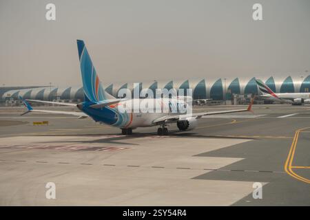 Dubai, Vereinigte Arabische Emirate - 16. Juli 2024: Nahaufnahme der Billigfluggesellschaften Flydubai auf dem Rollweg und in Richtung Start- und Landebahn bei t Stockfoto