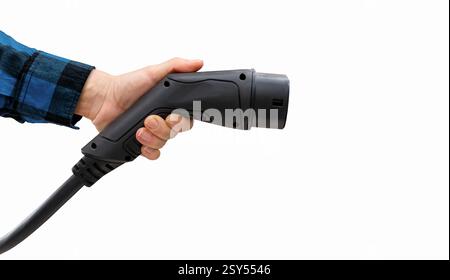 Isolierter schwarzer EV-Ladestecker in weiblicher Hand in blauer Hülle. Ladeanschluss für Elektrofahrzeuge. Stockfoto