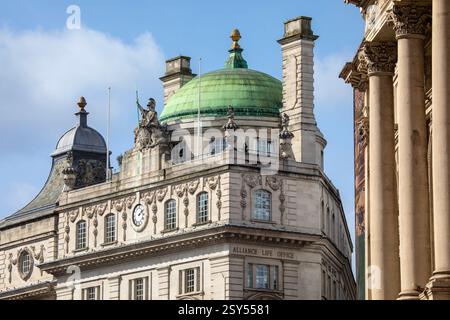 Ein Detail der atemberaubenden Architektur der Regent Street in London, Großbritannien. Die Skulptur ist von Britannia – der nationalen Personifikation Großbritanniens. Stockfoto
