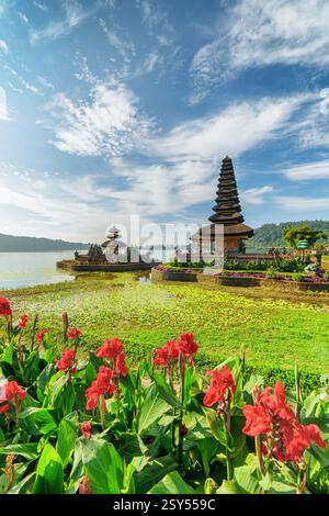 Fantastischer Blick auf Pura Ulun Danu Beratan (Pura Bratan) in Bali, Indonesien. Fantastischer hinduistischer Shaivite-Tempel am Ufer des Beratan-Sees. Stockfoto
